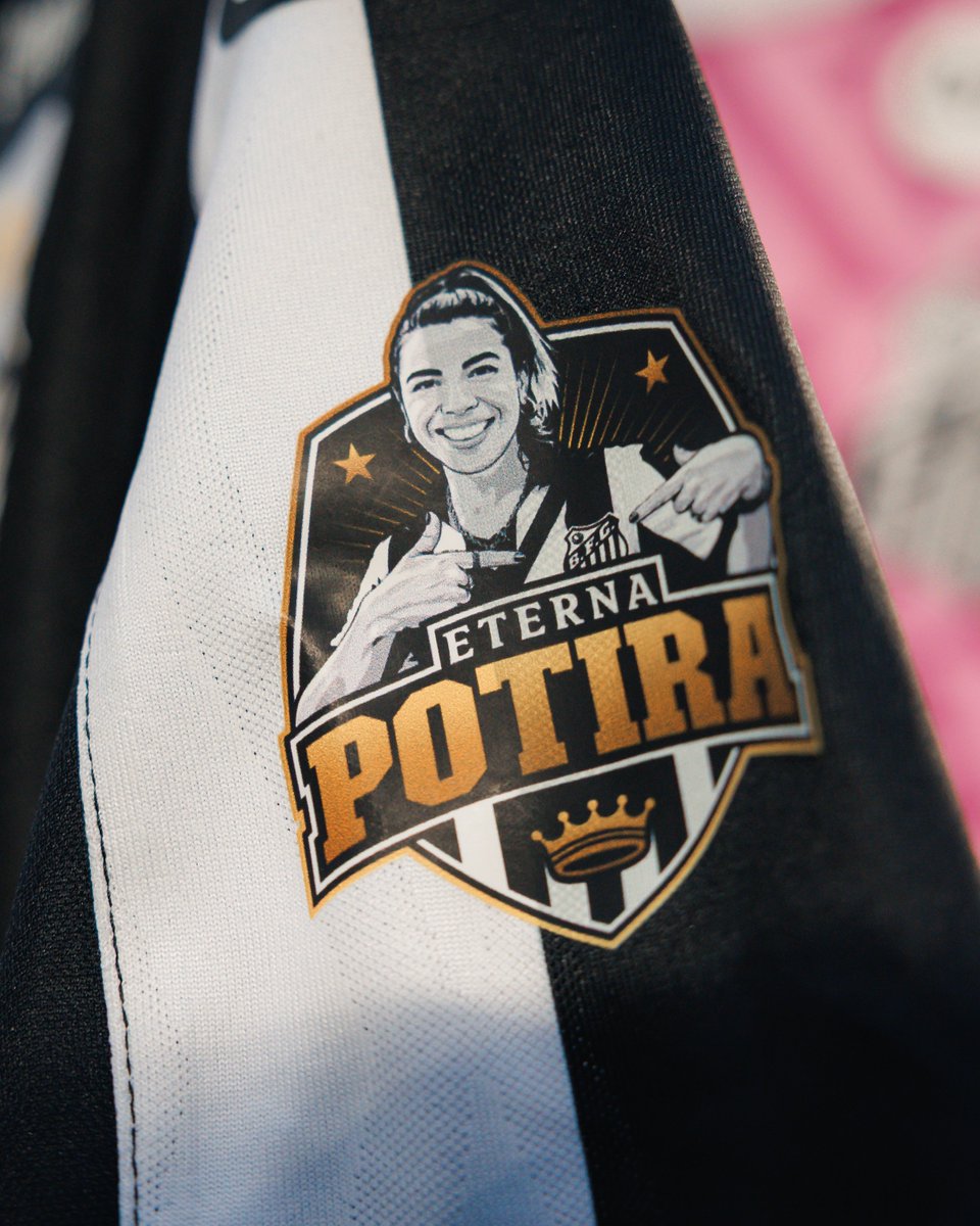 SantosFC's tweet photo. A vitória de hoje coroou uma homenagem muito especial do Santos Futebol Clube. A eterna Naty Potira esteve presente no #MantoSagrado que ela tanto amou e defendeu. Essa vitória foi para você, Naty! Para você e para todas aquelas pessoas que já nos deixaram nesta luta tão dura contra o câncer. Sabemos o quanto, aí de cima, você está feliz com o resultado de hoje.

Neste #OutubroRosa, reforçamos a conscientização sobre essa doença e a importância da prevenção, da detecção precoce, do tratamento e do apoio de quem nos ama. Cuide de você. Cuide da pessoa que está ao seu lado. A saúde é o nosso bem mais precioso.

Boa noite, nação santista. Seguimos cada vez mais juntos! 🩷