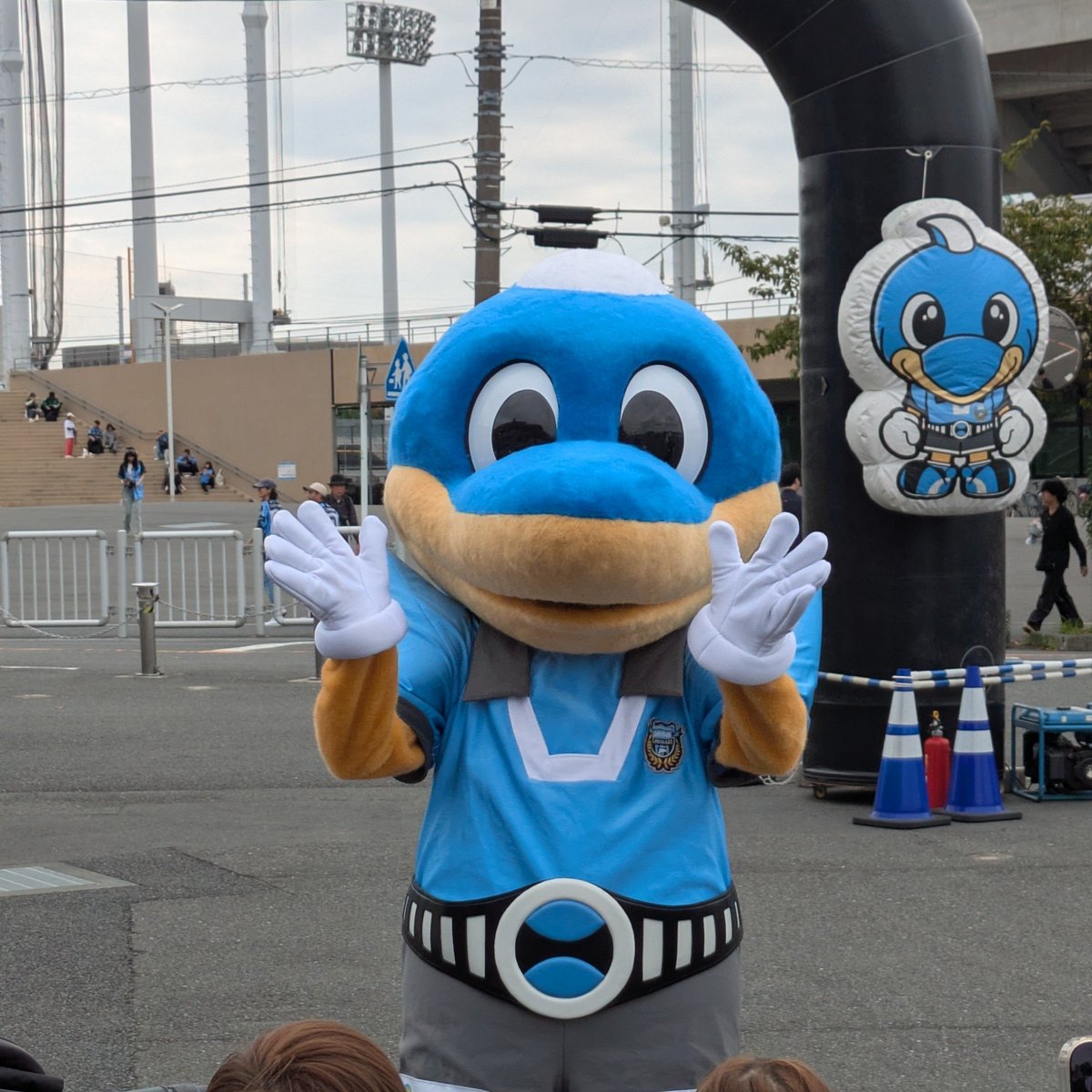 j_azukun's tweet photo. マスコットは登場しててアナウンスもトップチームと同じ様子だけど、いつも通行止めの道は車通るしフロンターレの選手はバスじゃなく個別に来てるっぽいし、なんだかアンバランスな今日の等々力。 #frontale #ふろん太 #カブレラ https://t.co/ag60fCpewv