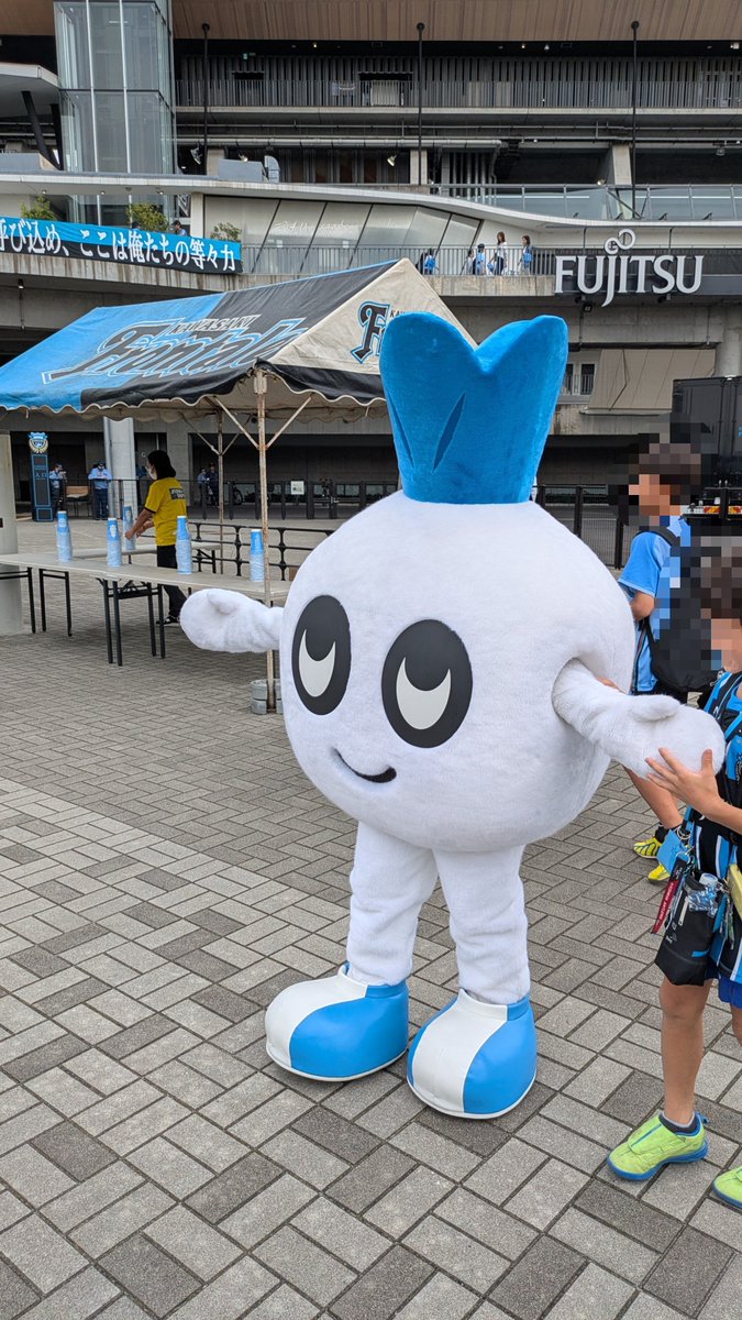 j_azukun's tweet photo. マスコットは登場しててアナウンスもトップチームと同じ様子だけど、いつも通行止めの道は車通るしフロンターレの選手はバスじゃなく個別に来てるっぽいし、なんだかアンバランスな今日の等々力。 #frontale #ふろん太 #カブレラ https://t.co/ag60fCpewv