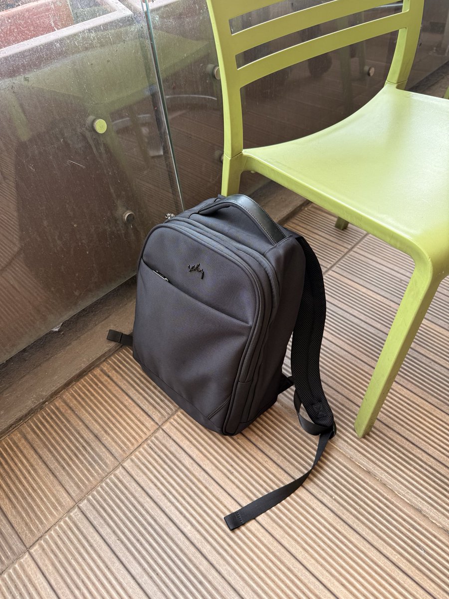Sumerce's tweet photo. Agradezco divulgar. El día de hoy, 2 de octubre, encontré este morral en la cafetería de Pan Pa Ya ubicada en @Homecenter_co  #Cajicá, lo dejé en la oficina de devoluciones. Debe haber en alafuoe buscándolo, si ya lo reclamaron, por favor cuéntenme. Suerte. https://t.co/Eie02ViYQX