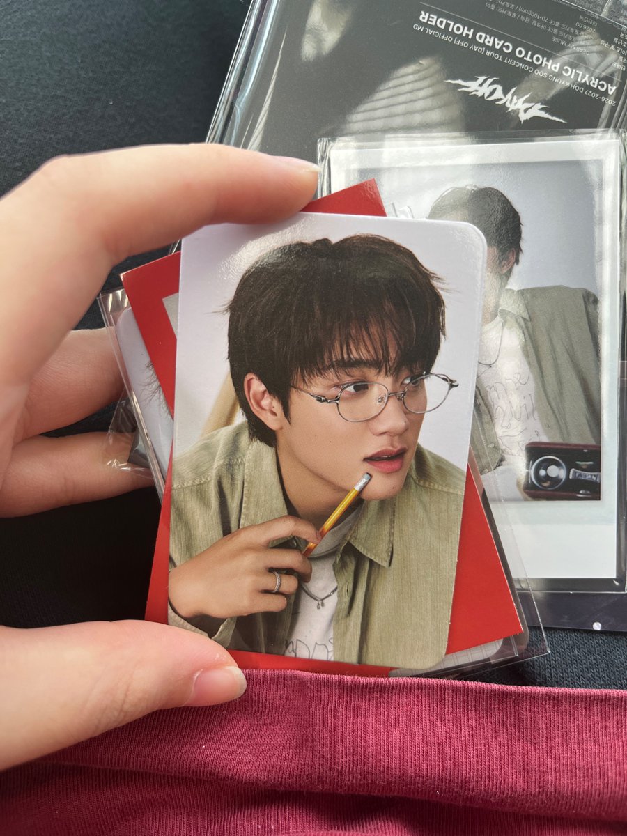 gmretRl's tweet photo. @D_O_1207 혹시 첫번째 사진 중간 포카 이거로 교환 가능할까요..?🥺 https://t.co/O7THM7DKvg