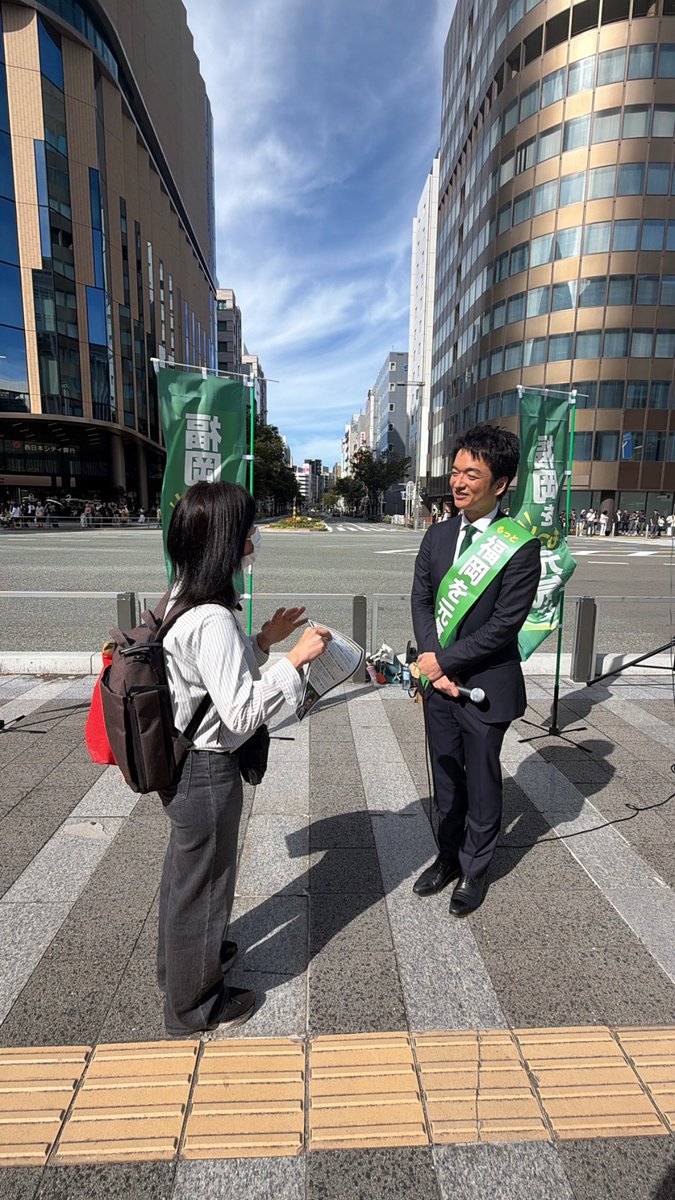 Genki_jinno's tweet photo. 本日は10時から博多駅博多口に立たせていただきました！

行き交う皆さんに「おはようございます」とお声がけすると、笑顔で返してくださる方、「頑張って！」と声をかけてくださる方も。本当に励みになりました。

街の声を直接聞ける時間を、これからも大切にしていきます。
見かけたら、ぜひ気軽に声をかけてくださいね👋

今は筑紫口都ホテル前におります！

明日は天神周辺で10時からお話しさせて頂きます！