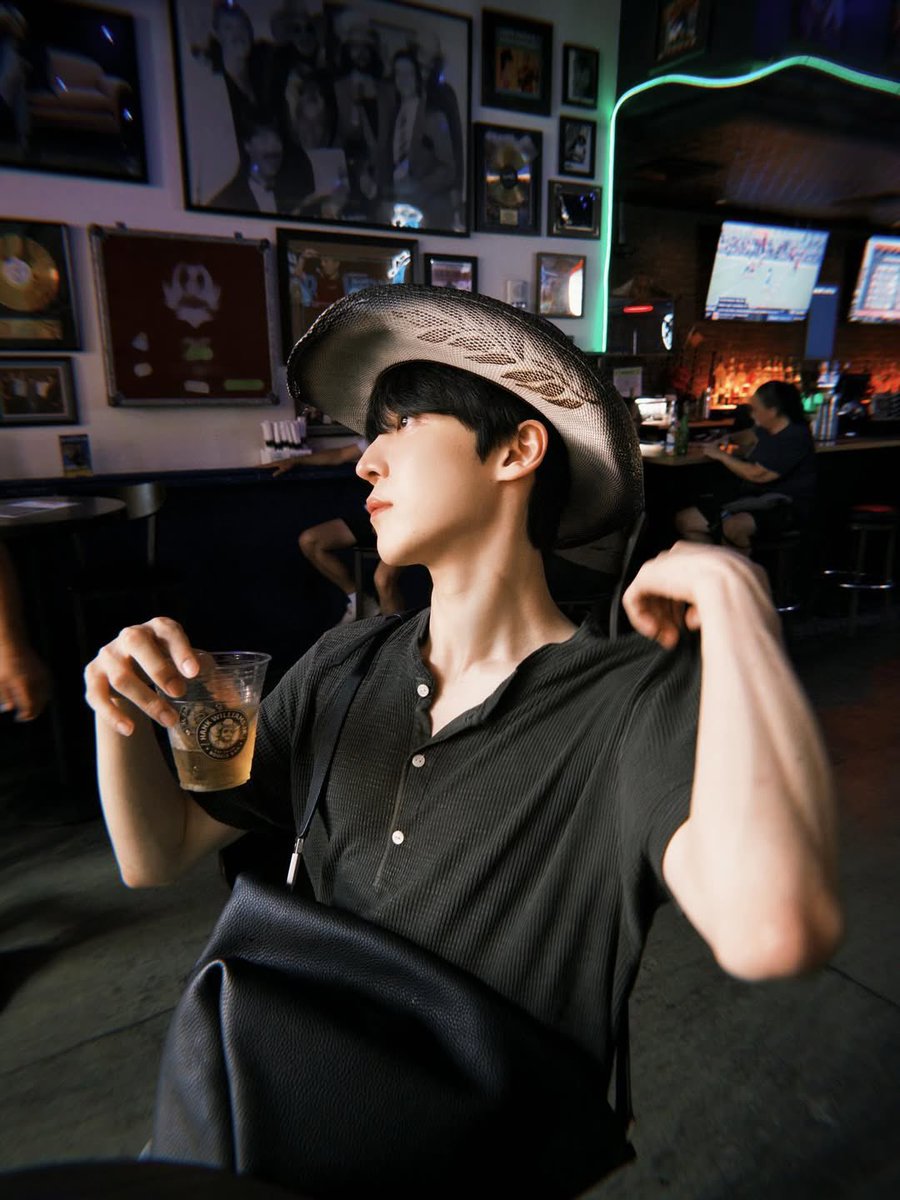 yunhojdaily's tweet photo. who else is mourning cowboy yunho https://t.co/Z5fk17v3U7