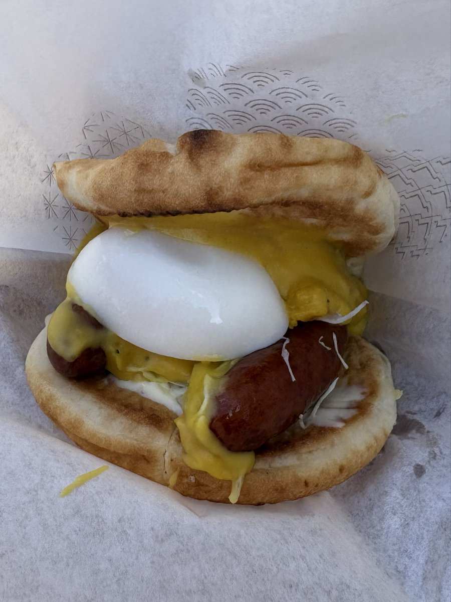 WindRideryfx's tweet photo. 今日は天気も良いし白浜へ。

お昼はモスバーガー🍔。
やっぱり期間限定にもってかれました。
月見フォカッチャ、メンチカツバーガー。

暖かいのでデッキでいただきます。 https://t.co/Zm45XvS6hf