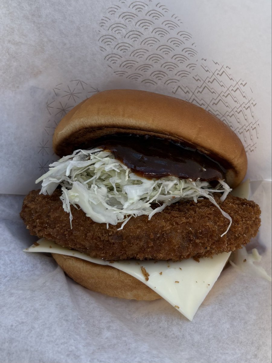 WindRideryfx's tweet photo. 今日は天気も良いし白浜へ。

お昼はモスバーガー🍔。
やっぱり期間限定にもってかれました。
月見フォカッチャ、メンチカツバーガー。

暖かいのでデッキでいただきます。 https://t.co/Zm45XvS6hf