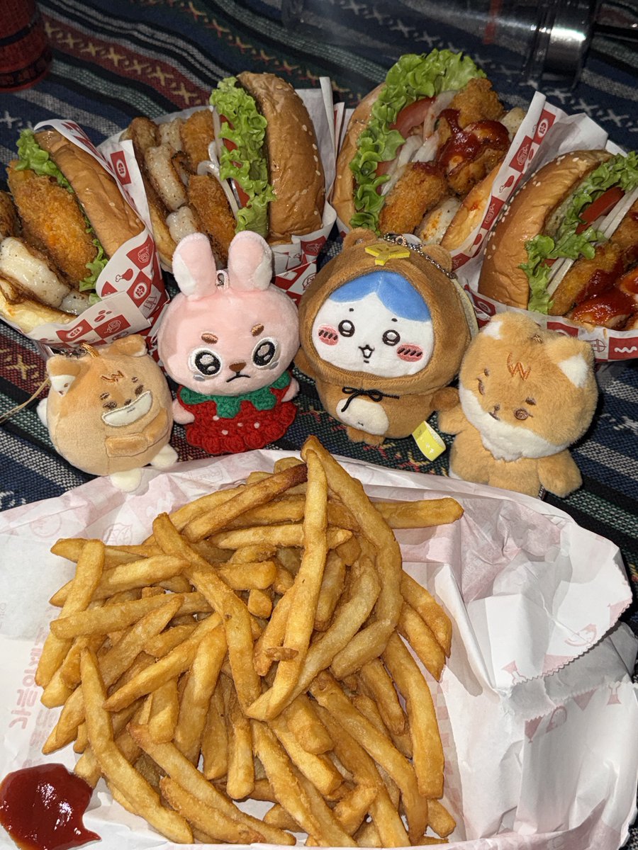 poundingyk's tweet photo. What the BURGER world 💥 https://t.co/oHXptxc9bl