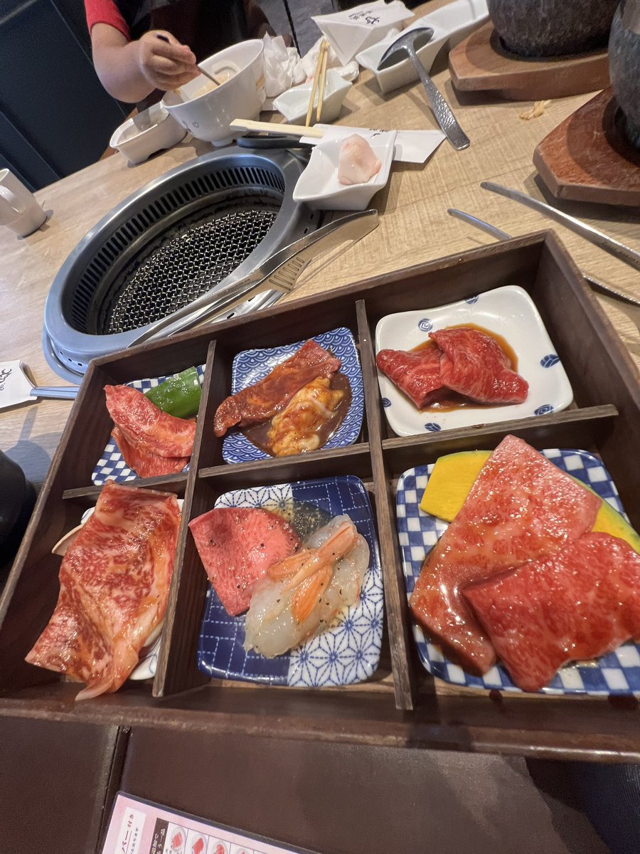 ari7773's tweet photo. お昼ご飯は娘と元嫁と越谷レイクタウンの平城苑で色々🥩
娘と初焼肉。娘はうどんと鶏肉食べてた。リラさんも言ってる様に一緒に食べると楽しい🐻
丁度ノベルティの日だし食べたらリラックマストアに誘導したい。 https://t.co/0iIj1fdWlW