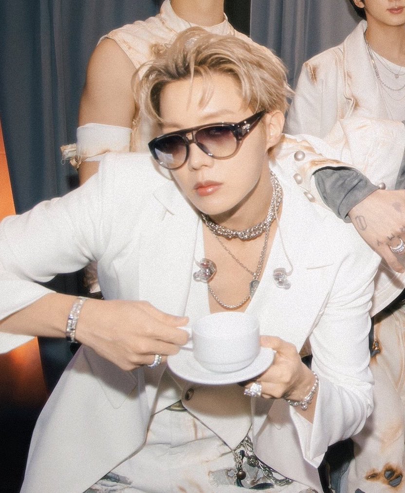 _toast_7's tweet photo. top ten hoseok looks of all time https://t.co/JaX5p0zpoD