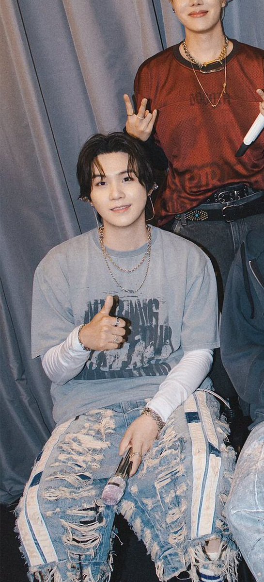 DataAgustD's tweet photo. Yoongi gave his best compliment  '👍' to the Bogota Army after today's concert. Well done Bogota D1! 🥹 https://t.co/rSZuZZCYbd