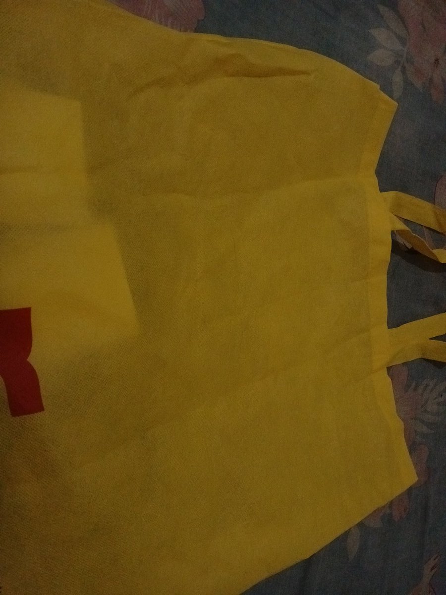 spookyfair31024's tweet photo. kalo ngeliat orang bawa tas kuning segede gaban, sapa ajaa yassh, aku bawaa freebies 🫰🫰🫰🥰🥰 https://t.co/c1YtmTWsSm