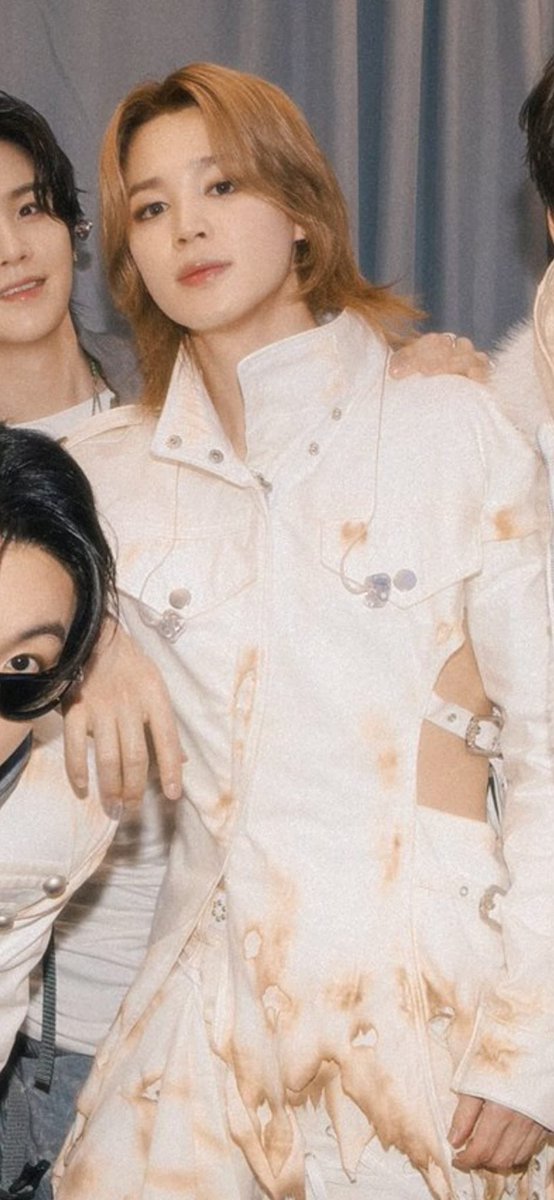 JiminLatinoFB's tweet photo. Oficialmente uno de los mejores atuendos de toda la gira 🌟🙂‍↕️ Jimin se ve como un ángel absoluto. https://t.co/0JSaJTU5bY