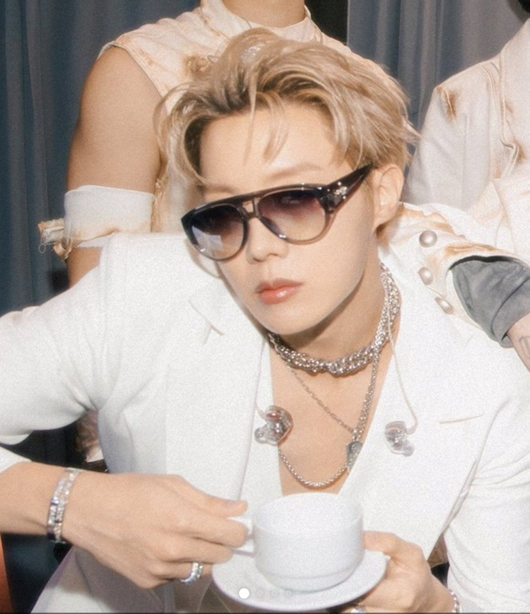 iluvjinmin's tweet photo. ELE VAI CHEGAR AQUI NO BRASIL PLATINADO https://t.co/k4frojNPj6