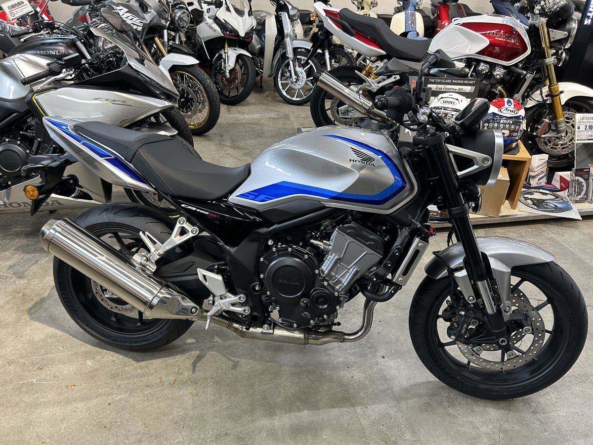 fire0306's tweet photo. 今日ドリームにマイバイクが届きご対面してきました😊
スペンサーカラーかっちょいい👍
#納車待ち
#CB400SFEclutch 
#新型CB400SF 
#ウルフシルバーメタリック https://t.co/odF2P3TDPY