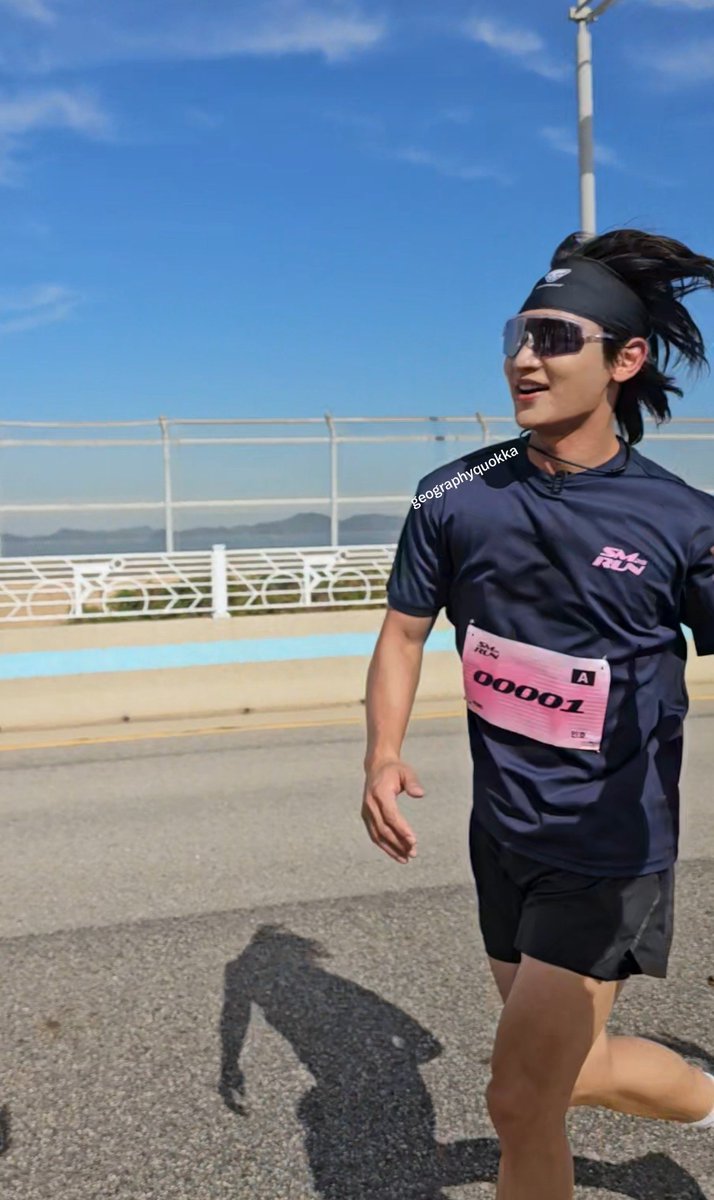 geographyquokka's tweet photo. If you ever feel bad at something, Minho finished 20km while I finished just 10... Meeting him twice while running felt a bit embarrassing 😝
#샤이니 #민호 https://t.co/vai9Ch5zSO