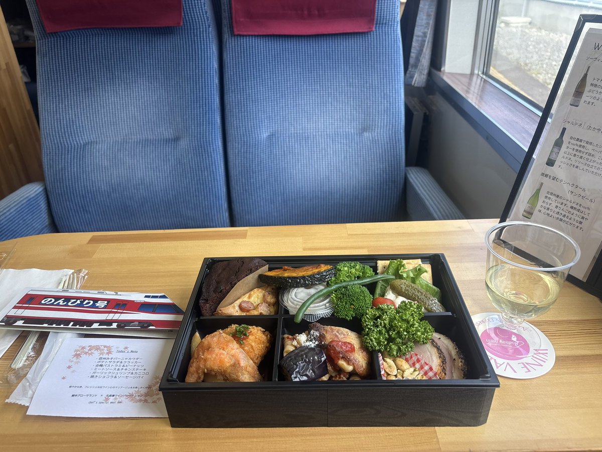 I_am_Wing_V's tweet photo. 長野電鉄「北信濃ワインバレー列車」で昼間からひたすらワイン飲んできた✌️
オードブルもついてるし、優勝できる🍻
#つーちゃんランチ https://t.co/KsEsqps0qi
