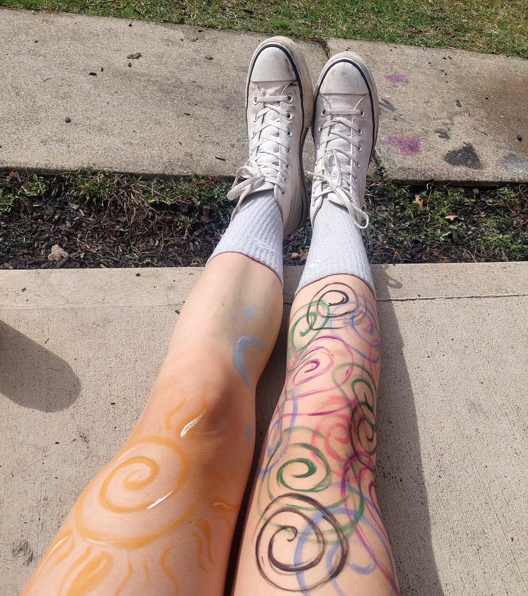 BitacoraDeAmorn's tweet photo. ཆི❤︎ཆྀ  ⠀legs of an artist https://t.co/FgNr4xN0PY