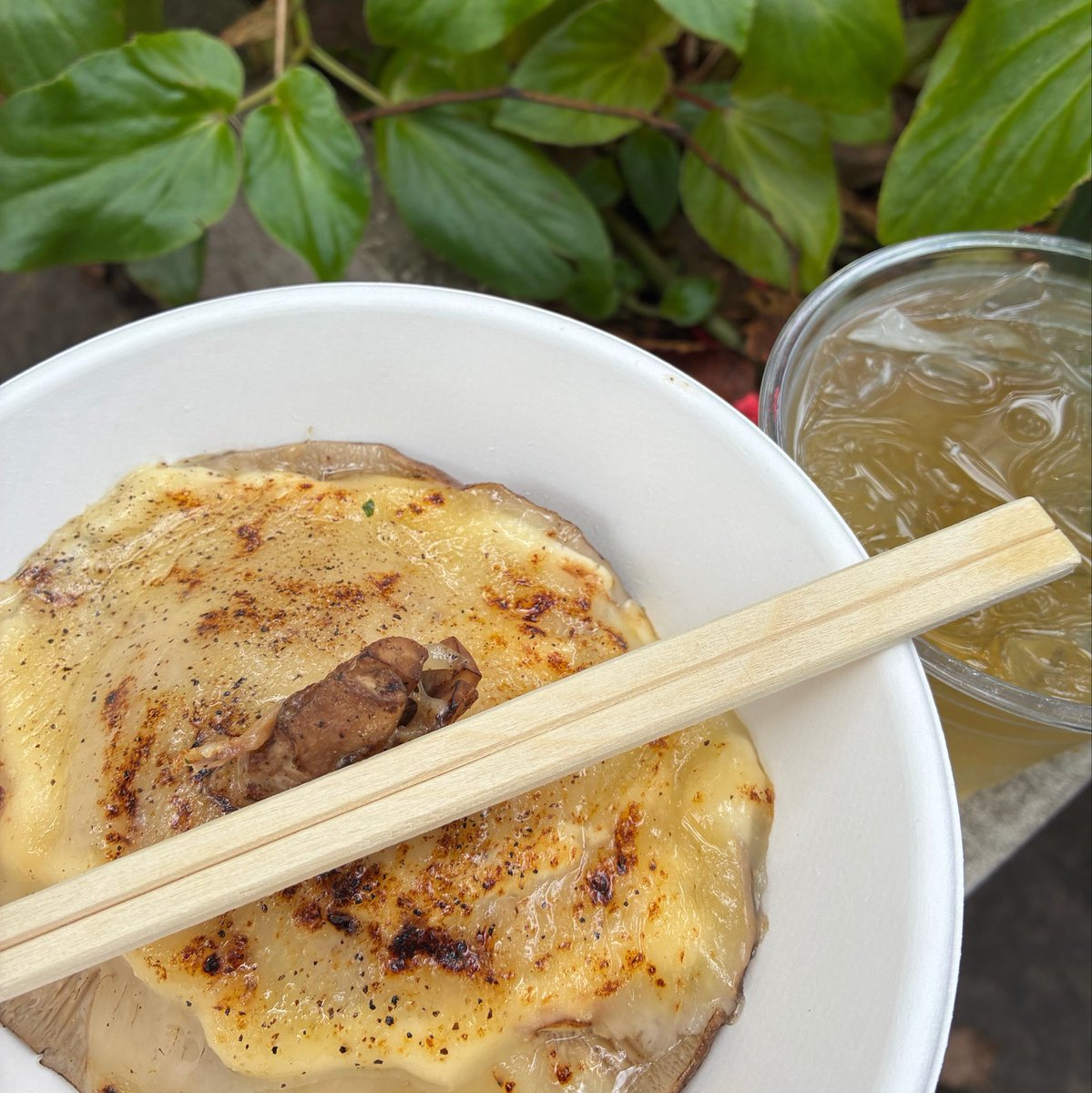gyusujisuki's tweet photo. ショー終わるまで禁酒の予定でしたが、中標津のでっけぇ椎茸焼きの屋台があったから…… https://t.co/8hPGEyvmld