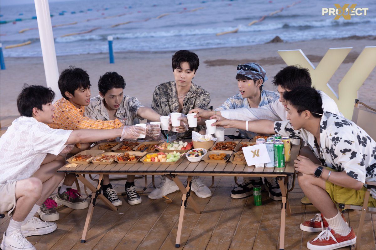 PROJECT_XY99's tweet photo. PROJECT XY | Beach Night Chat Plog
Sandy shores, evening breeze and a full table of delicacies 🏖Gather and toast, leaving our stories by the sea 🌊

#xy计划 #xy #project_xy #bl https://t.co/L2IepwPLXa