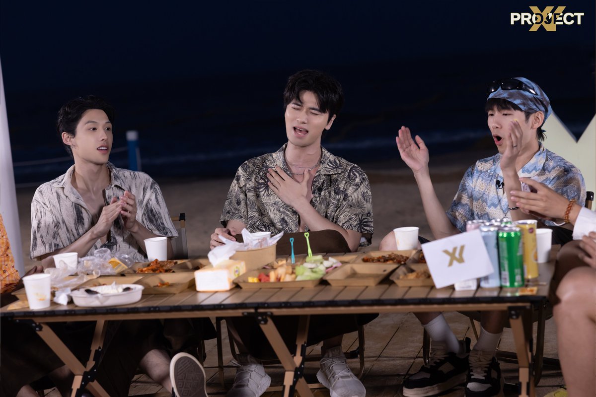 PROJECT_XY99's tweet photo. PROJECT XY | Beach Night Chat Plog
Sandy shores, evening breeze and a full table of delicacies 🏖Gather and toast, leaving our stories by the sea 🌊

#xy计划 #xy #project_xy #bl https://t.co/L2IepwPLXa