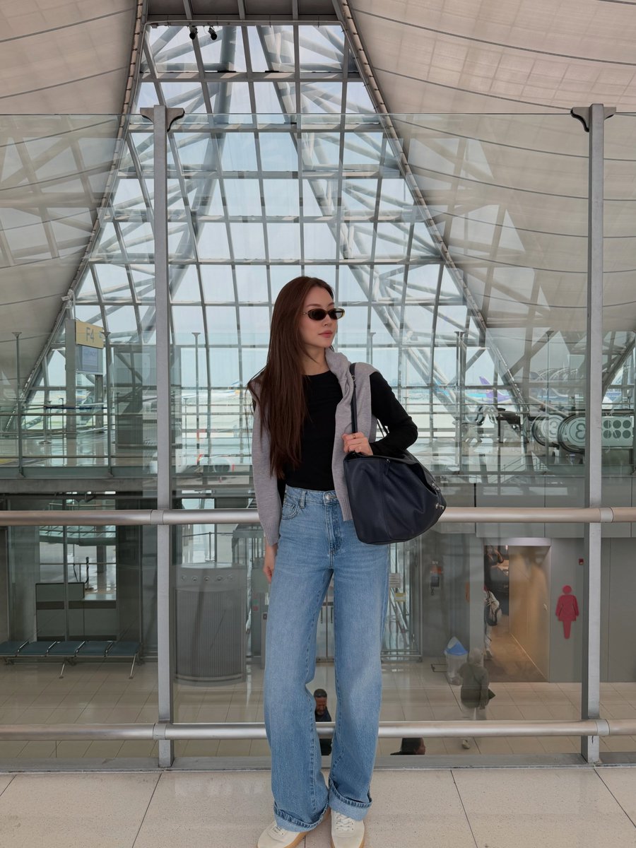 EverydaynewsTH's tweet photo. พาส่องแอร์พอร์ตลุคสุดสวยของ "หมิว-ณัชชา" เตรียมบินลัดฟ้าสู่กรุงปารีส ประเทศฝรั่งเศส เพื่อเข้าร่วมชมแฟชั่นโชว์ของ CHANEL​ Spring/Summer 2027 ณ Paris Fashion Week ที่จะจัดขึ้นในวันที่ 5 ตุลาคมนี้ รอติดตามให้กำลังใจหมิวกันด้วยน้า ✈️✨

#EVERYDAYth #MiuNatsha
#CHANELSS27xLenaMiu
#CHANELSpringSummer #CHANEL #PFW