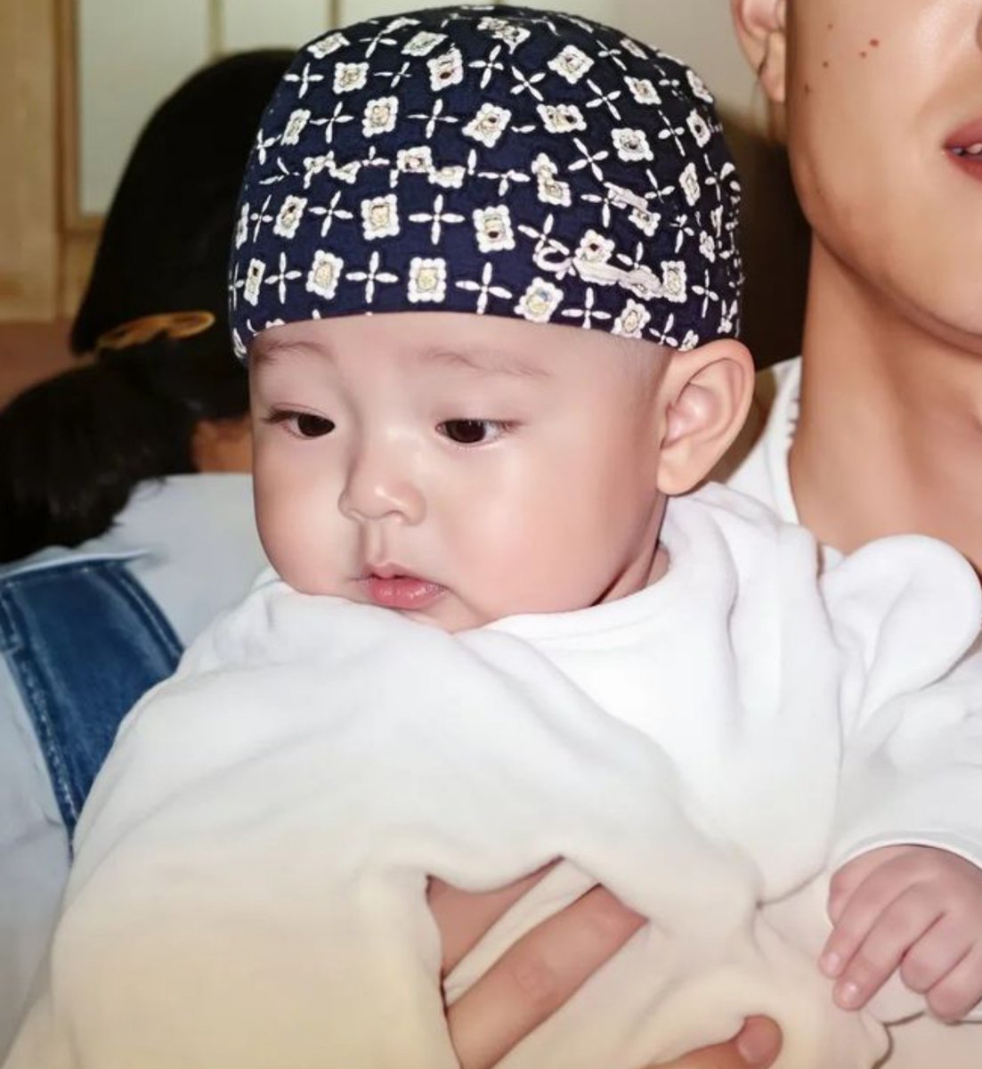 taegierv's tweet photo. baby boy                            honeybee https://t.co/OU0dubHkdJ