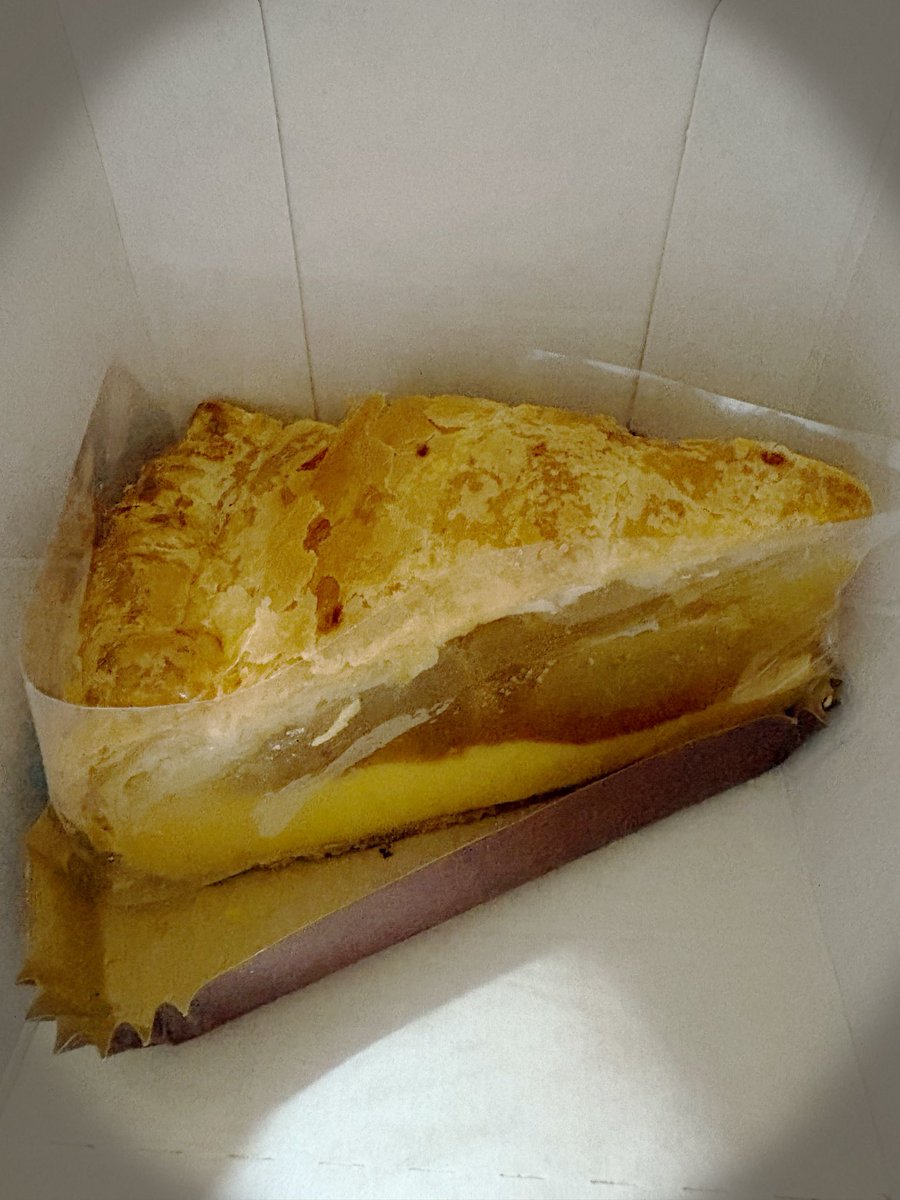 ktchiko's tweet photo. 毎年必ず登場したら食べる大好きなスタバのアップルパイ(♡´艸`)大きめにカットした二種のりんごの口当たりをしっかり味わいたいのでわたしは温めナシで食べるのが好きです♪カスタード入りで最高❣️#青森県��2種のりんご カスタードアップルパイ#STARBUCKS https://t.co/UKdqnXLuGz