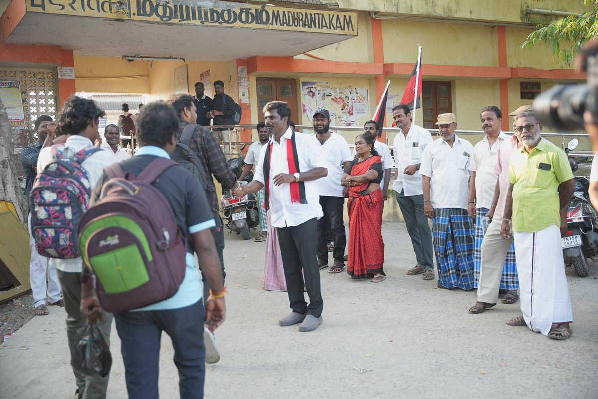 iparanthamen's tweet photo. இன்று காலை மதுராந்தகம் ரயில் நிலைய சந்திப்பில் பயணிகளிடம் வாக்கு சேகரித்தபோது.

@mkstalin @Udhaystalin @arivalayam @dmk_youthwing @DMKITwing @PEN_Offl 

#MKStalin #UdhayanidhiStalin #DMK #DMKitwing #Maduranthakam #இடைத்தேர்தல் https://t.co/thBSoCEPWy