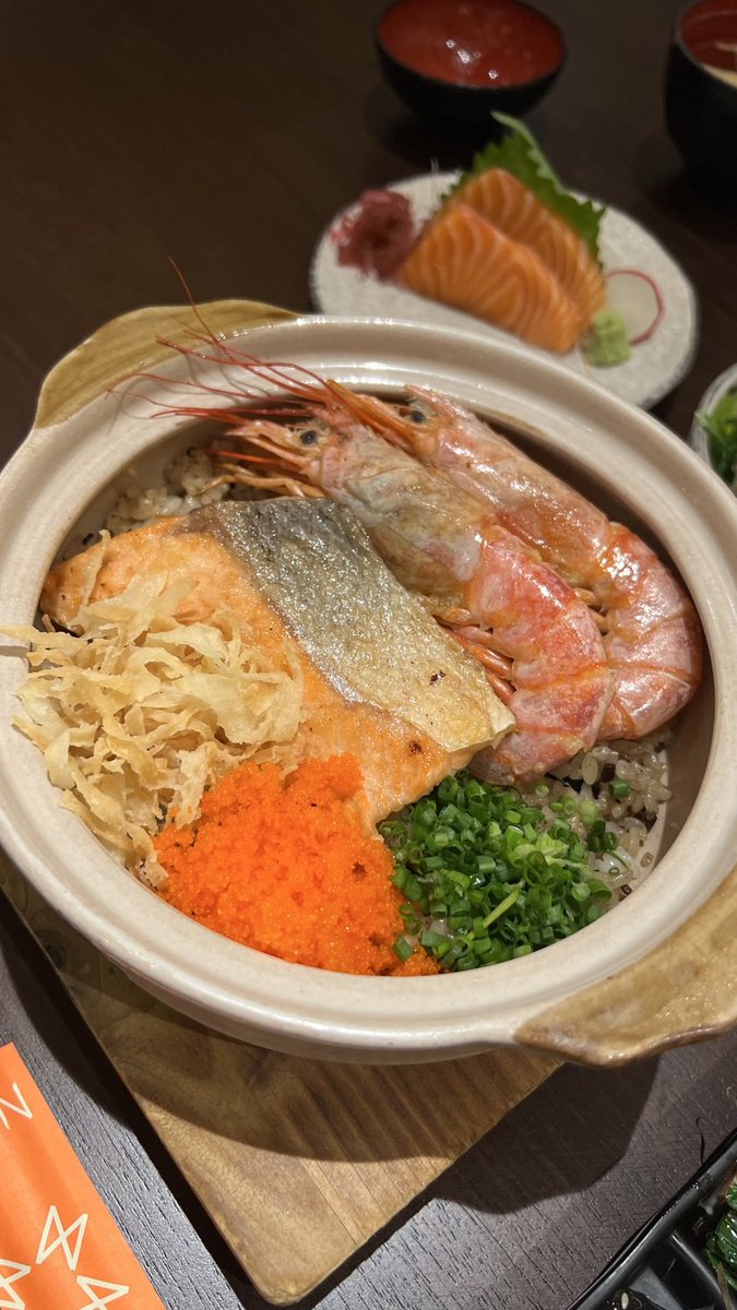Blackjadez's tweet photo. ถ้าใครไม่รู้จะกินอะไรแนะนำเลยค่ะ ข้าวอบกุ้งหวานกับแซลมอน ให้เลย! กลมกล่อมกำลังดี รสชาติเข้มข้นมากก https://t.co/kTrLgq5gWU