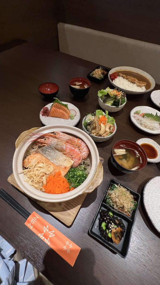 Blackjadez's tweet photo. ถ้าใครไม่รู้จะกินอะไรแนะนำเลยค่ะ ข้าวอบกุ้งหวานกับแซลมอน ให้เลย! กลมกล่อมกำลังดี รสชาติเข้มข้นมากก https://t.co/kTrLgq5gWU
