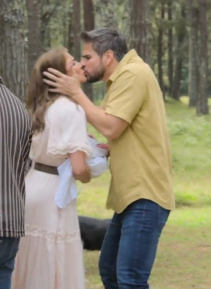 DiarioTvyNovela's tweet photo. Gavitia 😍🔥😘

Primer beso//Último beso
#GuardiánDeMiVida https://t.co/TRXvxshGxU