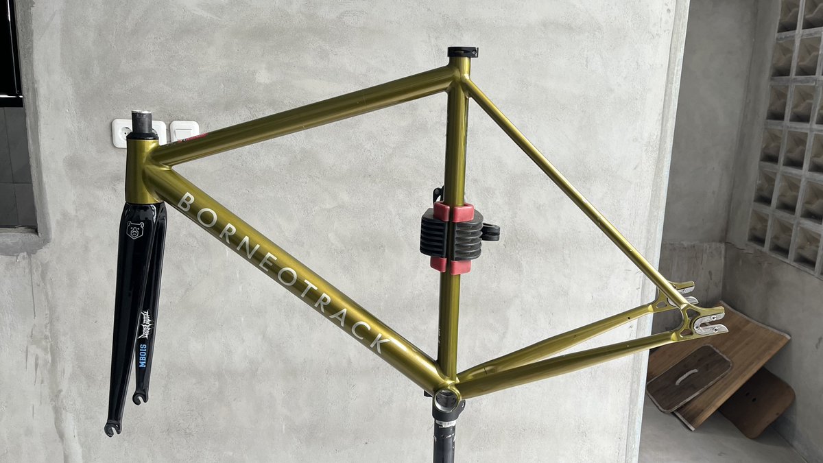 4yam_Ganteng's tweet photo. Frameset Borneotrack 2018 Semi Persuit
Size 52
Alu 7005 dedacciai
Paintchip no dent
7500K

Fork dapet 2 full carbon tapperd
- Fork bawaan borneotrack hitam (terpasang)
- Fork skream senada warna frameset

#fnfjb https://t.co/fai4jKTpum
