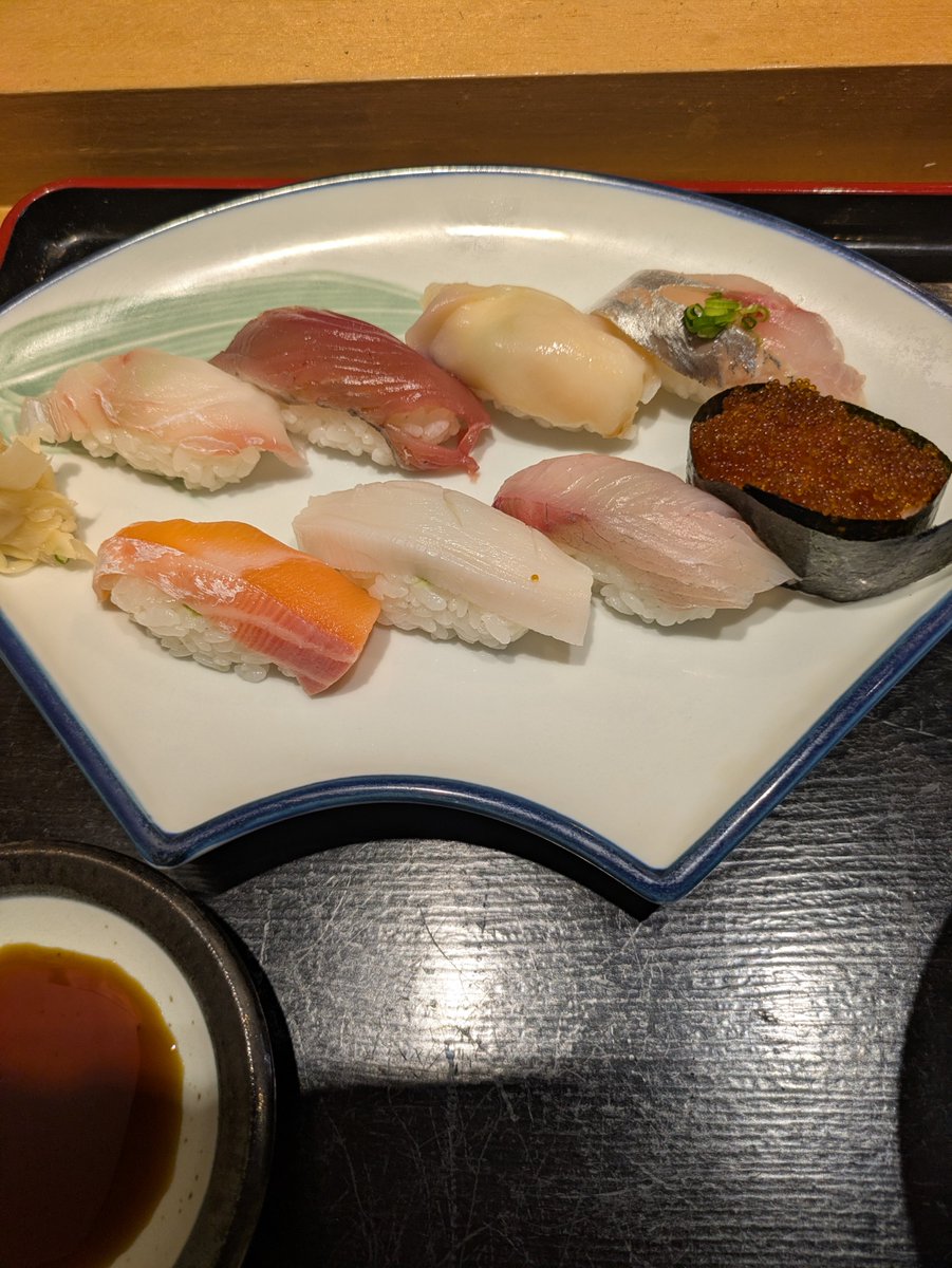 kaname2525's tweet photo. ちょい飲み手帖9軒目は琴似にあるすし処みさをに行きました。
寿司8貫、手打ちそば小盛＋ビール１杯で1,200円です。
お寿司食べながらビールを飲む土曜の昼は最高すぎるし、琴似にこんなに美味しい寿司屋があったのか❗と衝撃を受けました✨ここはお勧めです🎶
#ちょい飲み手帖　#すし処みさを https://t.co/hhVJQ5pqef