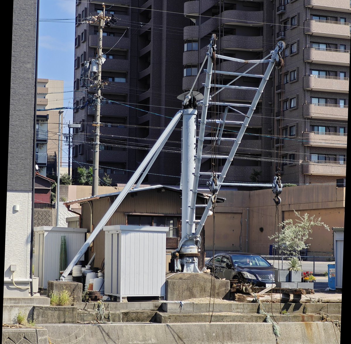 hoi9007's tweet photo. 名古屋は堀川沿いの材木屋さんに設置されてる4.5t吊デリック https://t.co/1hB44Ce6VS