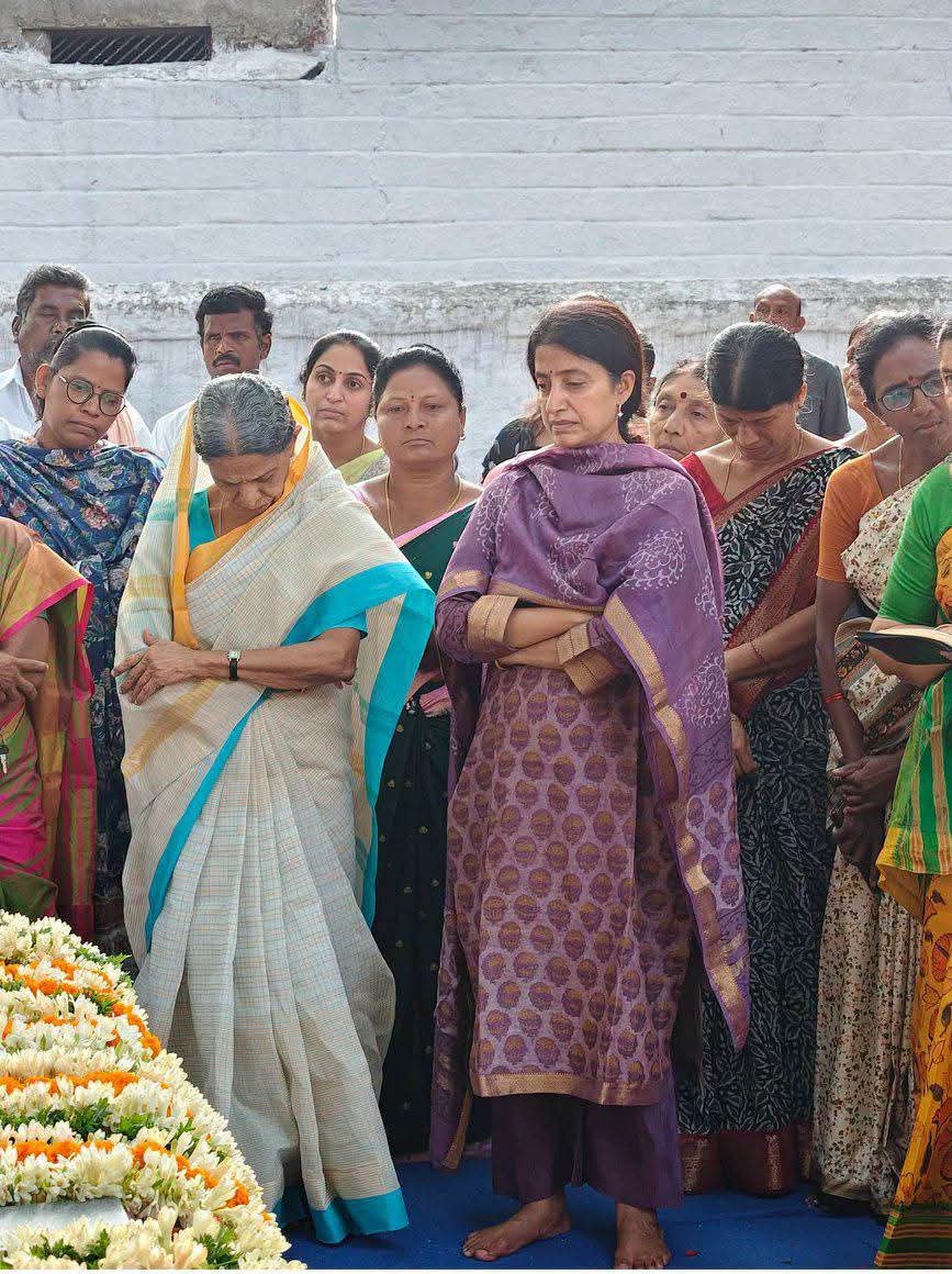 Venkat_karmuru's tweet photo. పులివెందుల లో డాక్టర్ E.C.గంగిరెడ్డి గారి వర్ధంతి సందర్భంగా నివాళులు అర్పిస్తున్న  వైఎస్.భారతి రెడ్డి గారు, డాక్టర్ సుగుణమ్మ గారు, డాక్టర్ దినేష్ గారు..🙏🌹🌹 https://t.co/tWlY9FbNx5