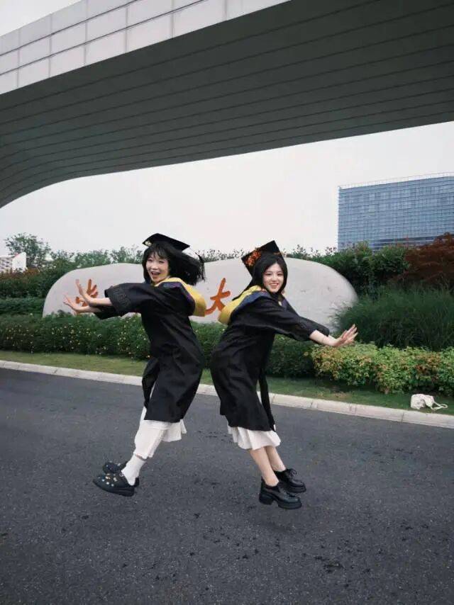 WillowRavi1ryb's tweet photo. Last day of university campus, laughing with my favorite people while holding diplomas—memories I’ll carry forever.  #Graduation2024 https://t.co/6CqDKb5Z9R