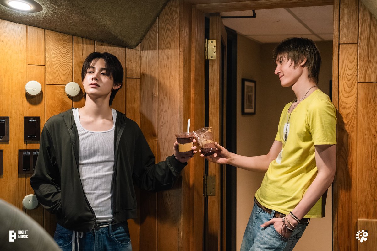 eomcoertis's tweet photo. Martin looking at his friends 🥺 https://t.co/ZF7EyYE5t4