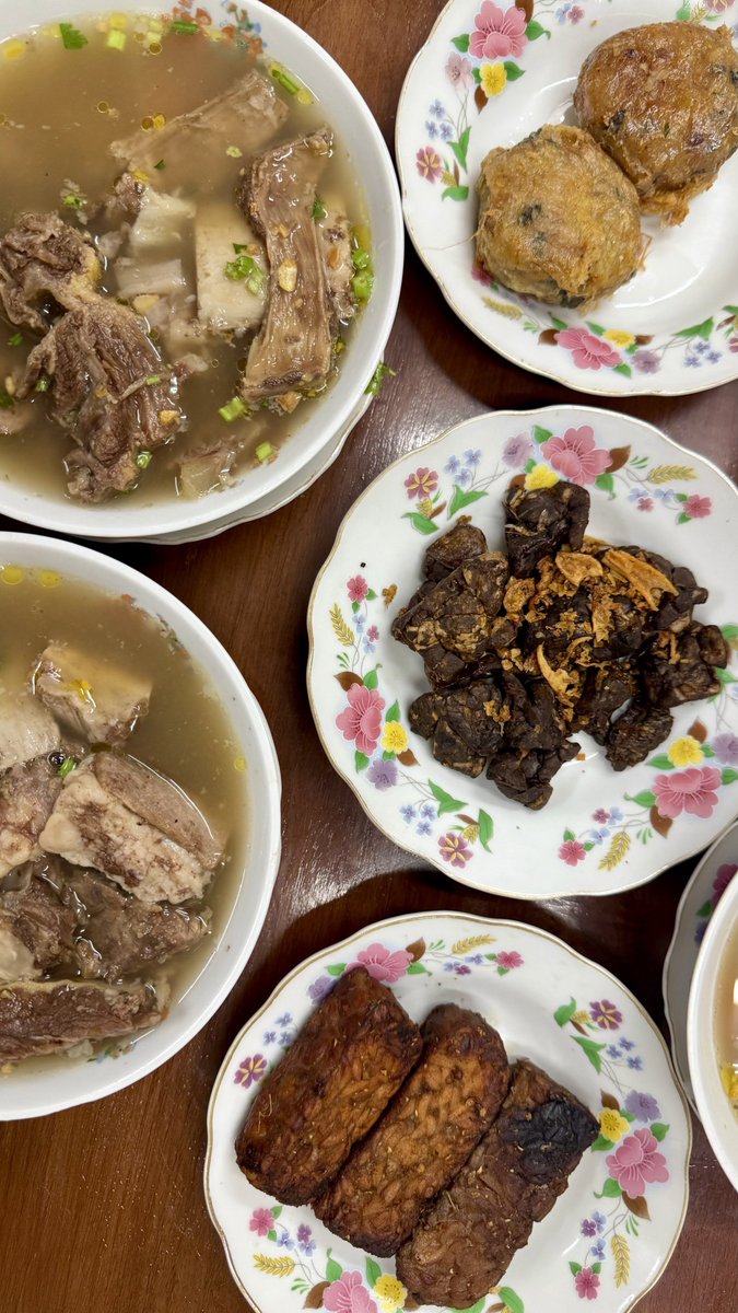 ArsyCrown's tweet photo. Rekomendasi Kuliner Tebet. Review Sop Sapi Daging Melimpah Paling Worth It Harga 50 Ribuan. 

​Mana dagingnya banyak banget woi. Jujur, seporsi penuh daging empuk ini cuma 55 ribu rupiah aja. Absolute ultimate comfort food that hits different. 

Sop Sapi Minawarti, Tebet, Jakarta Selatan. 

​Dompet aman perut kenyang, definitely the ultimate soul-warming beef soup 

​#SopSapi #KulinerTebet #StreetFoodIndonesia #ComfortFood #FoodVlog #XIndonesia #umkm #Dailyvlog