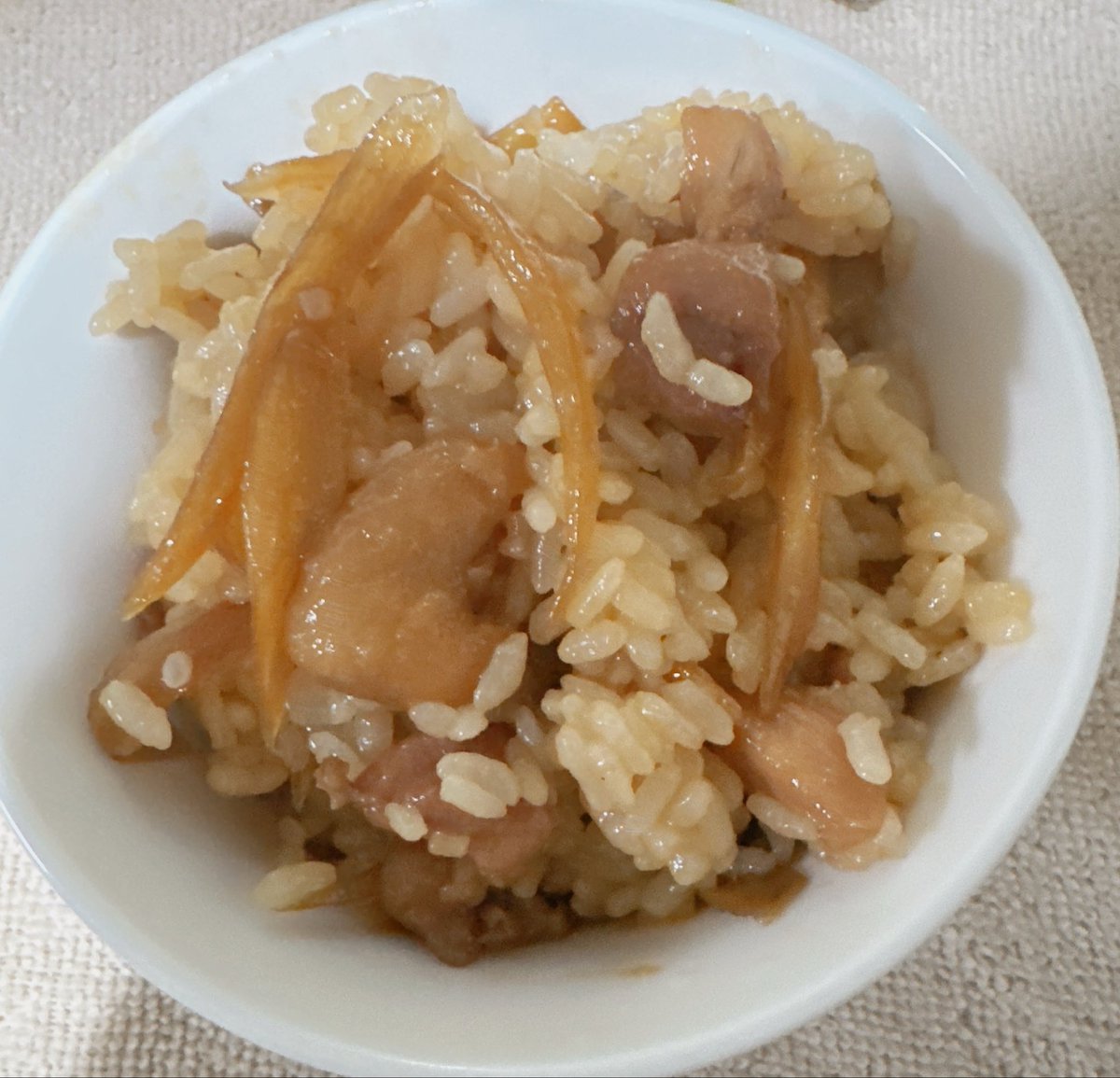 MlyPw's tweet photo. 今日のお昼は久々に鶏めしをおにぎりにしてみた🥺激うま…。最近のお料理シリーズ。豚汁、キャベツの味噌汁、きんぴら、ミネストローネ、鶏めし。写真あったの鶏めしとミネストローネだけ。珍しくもないので写真撮らなかったなー🥺 https://t.co/YmkP3L7Fjm