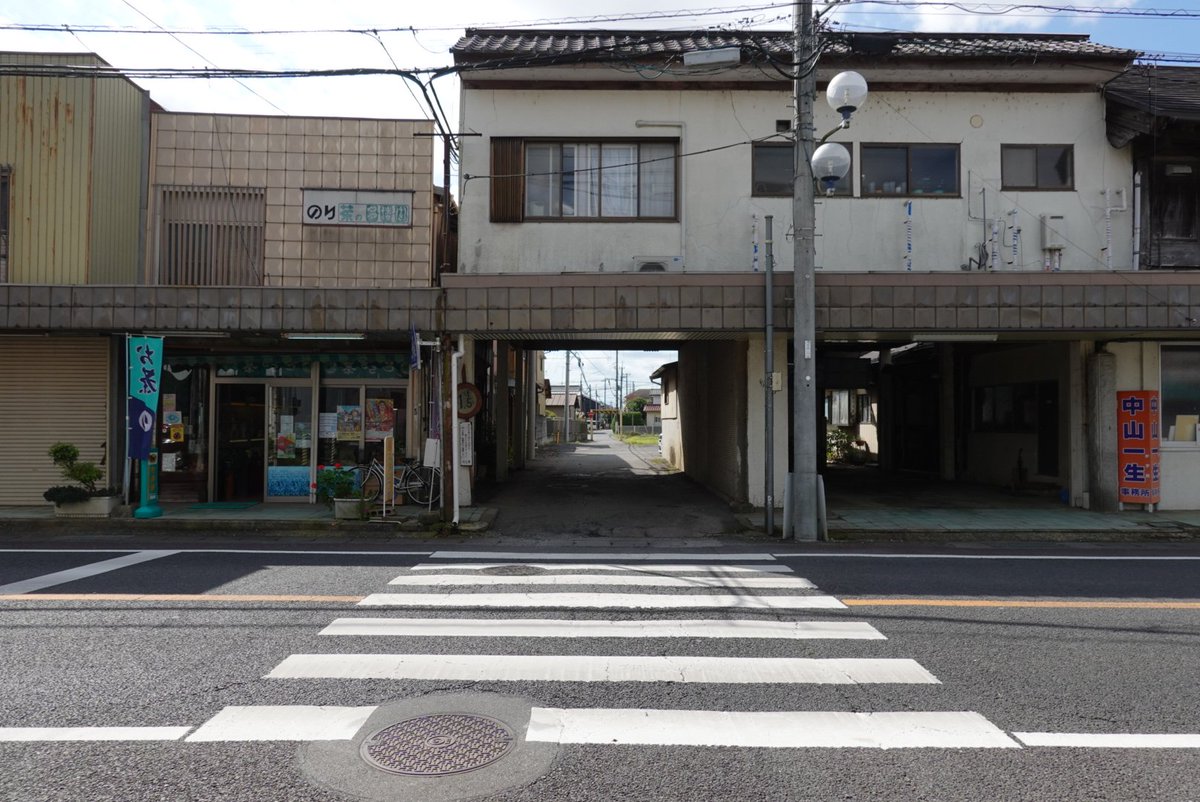 mapper_akst's tweet photo. 龍ヶ崎で見つけた気になる道路。家屋の下に道が通っている。
こんなのありなのか？と思ったけど個人で設置したと思われる標識を見ると「邸内」とあるので道路という扱いではなさそう・・？ https://t.co/61uFEZ4Fwo