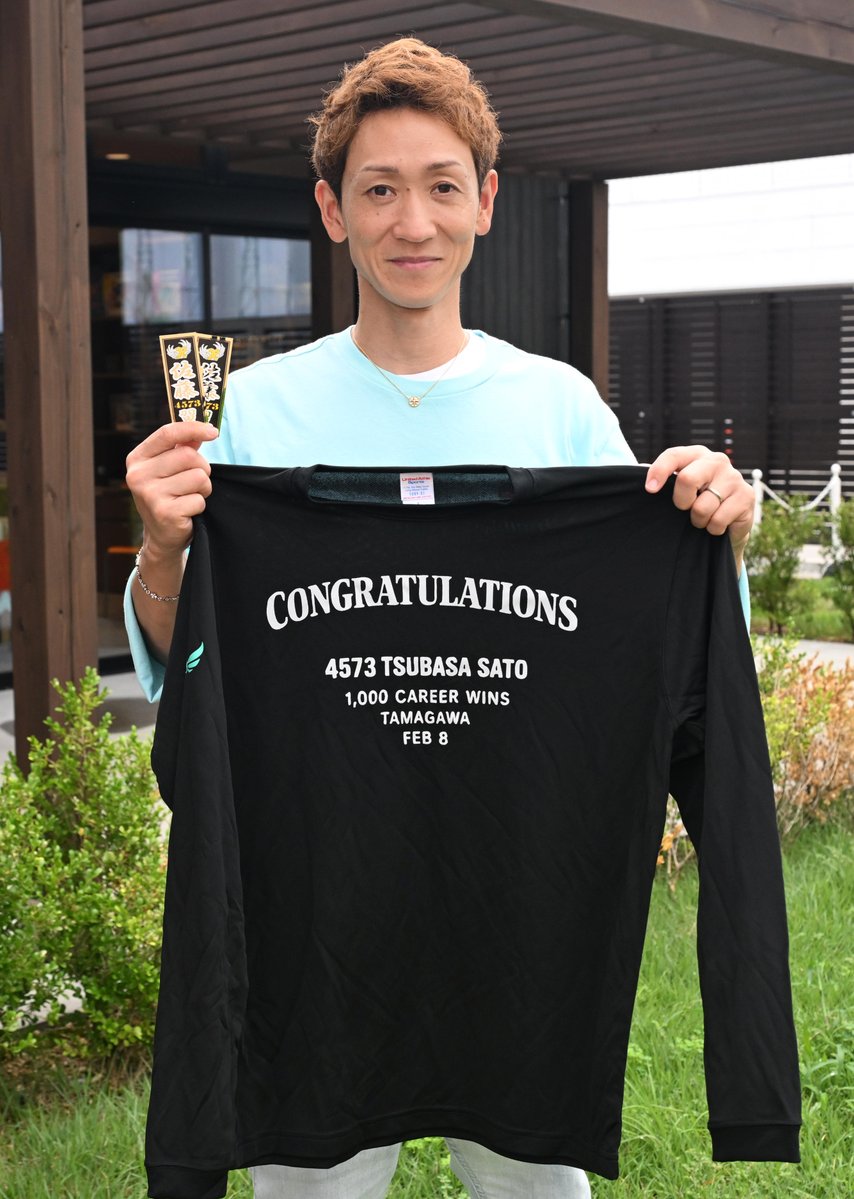 nikkan_boat's tweet photo. 【39プレゼントキャンペーン③】
まもなく津ボートでファン感謝３Ｄａｙｓボートレースバトルトーナメントが開催🥳
感謝＝THANK YOUということで、３９日連続でボートグッズをプレゼントします😚
たまに、ボートと関連のないものも登場するかも🤪😜😝？

第３弾���、佐藤翼選手１０００勝記念ロングＴシャツ（Ｌサイズ）＆オリジナルステッカー２枚の計３点を１名様へ🖤🖤🖤

❤️‍🔥応募方法❤️‍🔥
★ @nikkan_boat をフォロー
★本投稿をリポスト
★コメント欄に、推しの選手への感謝メッセージを記入

#ボートレース