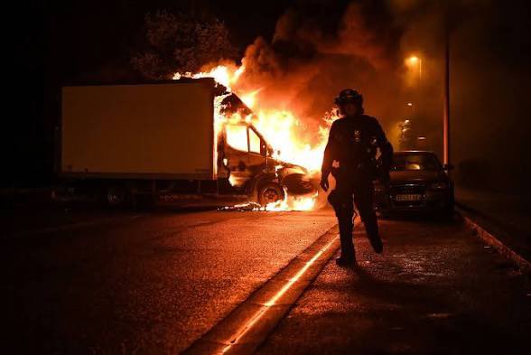 LucLujohuad's tweet photo. Vanmorgen op het extreem linkse NOS radiojournaal! 
De studentenprotesten in Frankrijk verlopen vreedzaam op enkele schermutselingen na!
Heel Frankrijk staat nondeju in brand, voornamelijk door rellen veroorzaakt door asielzoekers en linkse politieke partijen, dat is de waarheid!
Dat durven en willen ze niet te vertellen want dan komen ze aan de heilige huisjes!