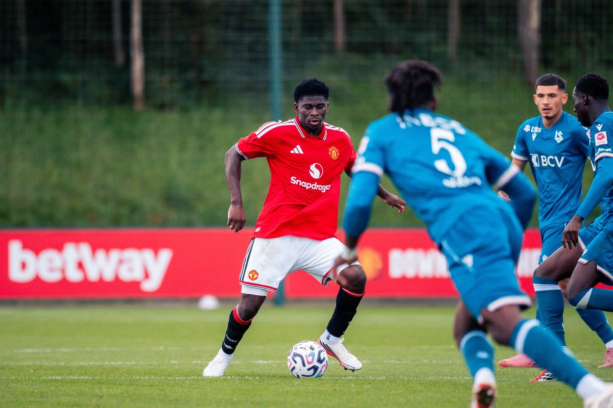 FootyBriefX's tweet photo. Carlos Baleba finally getting minutes after a £70m move is a real United development. 

He missed the first five league games with an ankle problem, so a behind-closed-doors friendly matters more than it sounds. The real test is whether his body now handles full training.👇

United bought him to change their midfield, but nobody has seen him in a competitive game yet. Getting through these minutes is the first useful sign that the wait may be ending.
