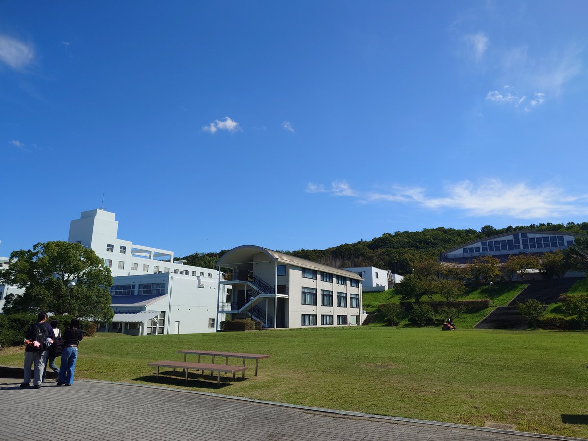 44_moto's tweet photo. 今日は天気良く、大学の広場では芝刈りしている。

17-18日は学祭です。

今月に限らず、満月の日は天気悪くて見えなかった。

でも世間は月見メニューで大流行り。
まさかビアードパパのシュークリームもあったとは。 https://t.co/rmyrHMyNtg