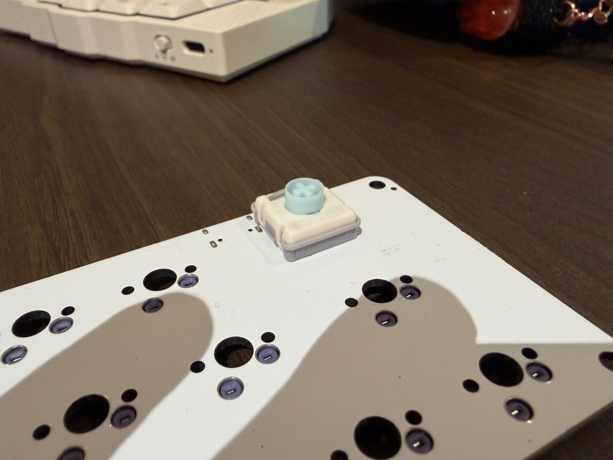 sumyalpha_krkr's tweet photo. ギズモードの中橋さんにご無理を言ってorca echoに採用されるキースイッチをymknさんのneige gateron lp v3.0版に装着させていただきました。

本当にありがとうございます🙇

ステムはやはり細いものでした❗️
ノギスの採寸はバタバタしてたので正確ではないかも。。。 https://t.co/mJocjfTii0