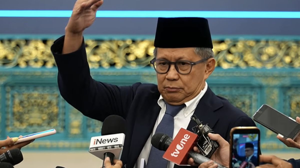Jakartalk's tweet photo. Dari Rocky Gerung kita belajar, 
Teruslah mengkritik agar kamu dilantik. https://t.co/Dc25DfQnpg