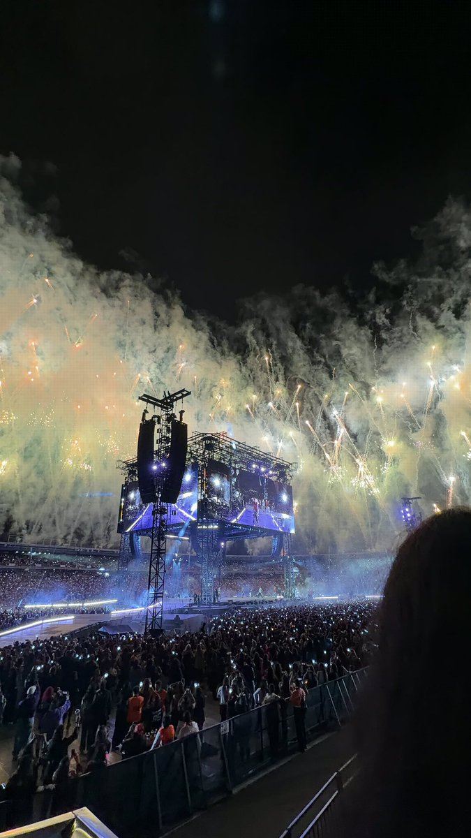 koogllry's tweet photo. y yo cuando voy a superar el mejor concierto de mi vida? nunca seré tan feliz como hoy te amo tanto bts https://t.co/neZk8O7BKY