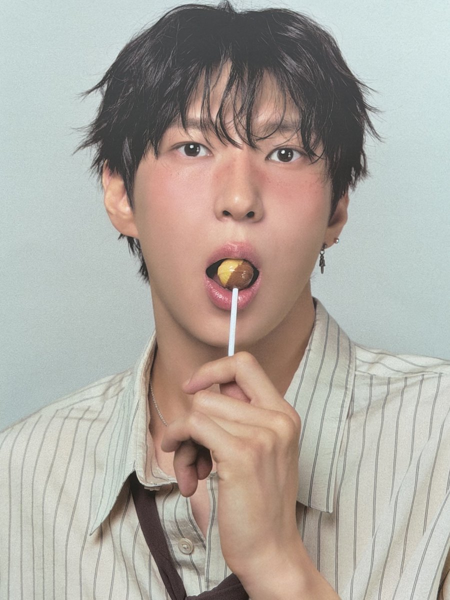 0524vx's tweet photo. SOMEONE SEDATE ME https://t.co/RiG5LGVsHu