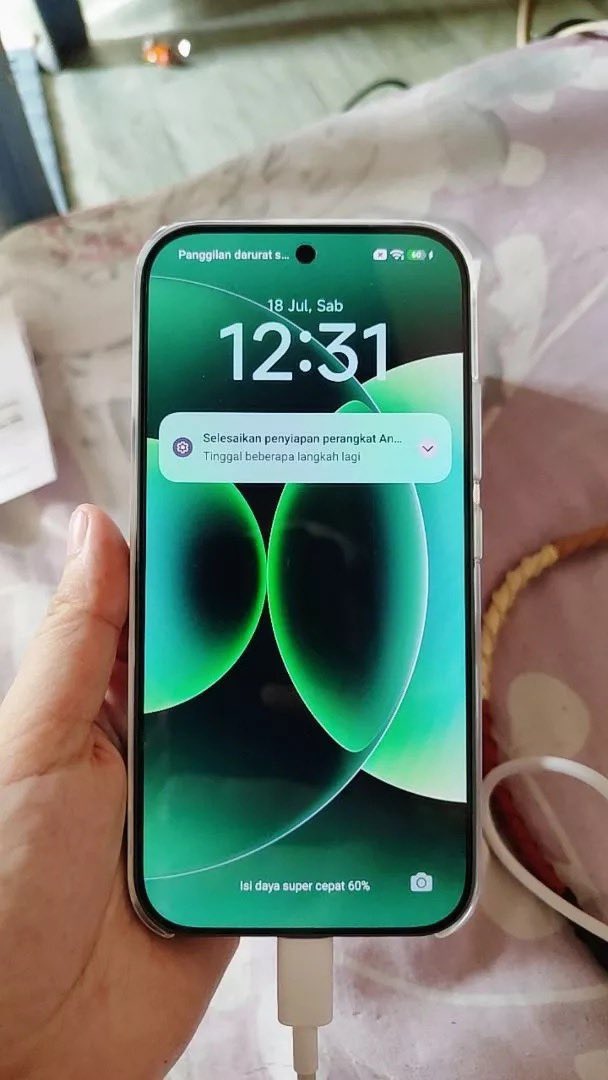 arlidaclon's tweet photo. MAAF NORAK 😭🙏🏻

Plisss yakinin aku... beli HP nggak harus iPhone kan? 🥹
Setelah mikir berkali-kali, akhirnya aku mantap pilih HP ini. Semoga nggak nyesel. 🤍￼ https://t.co/Xvsp8BPGd9