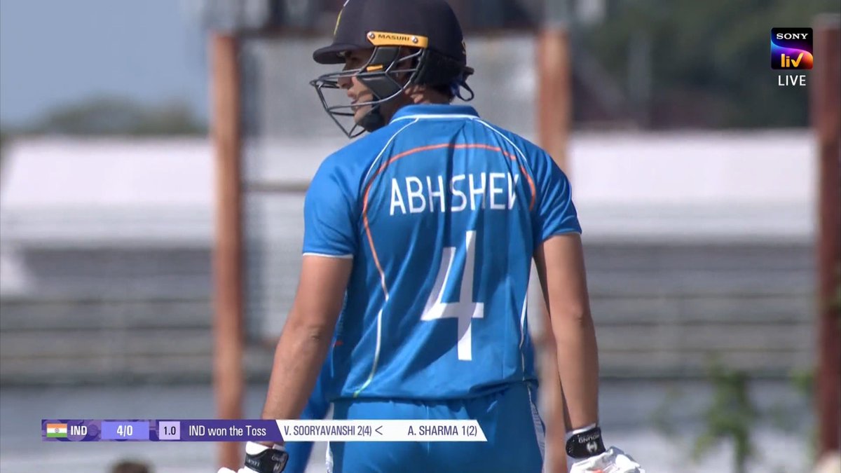 meme_ki_diwani's tweet photo. I don't I have seen him batting in half-sleeves ever. https://t.co/wv5UcvYRFV