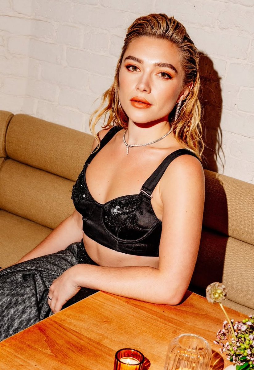 3dward_snowden's tweet photo. I would be her body guard for absolutely NO PAY whatsoever just as long as the other expenses are paid for....nothing and nobody would get passed me #Bodygaurdforflorencepugh #florencepughbodygaurd #Florencepugh #gorgeous #Raylewis #Earlcampbell #lawrencetaylor https://t.co/Fv1vM2Zm5G